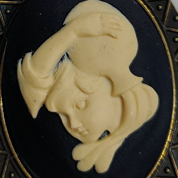 AQUARIUS POURING WATER CAMEO PENDANT Vtg GOLD TONE Cream Black Molded Lucite - Picture 2 of 6